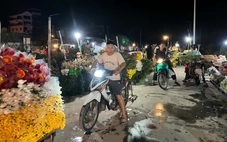 Khu chợ 'chui' quy mô khủng hoạt động thâu đêm sau nghĩa trang ở Hà Nội