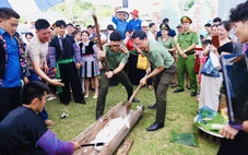 Công an và người dân rộn ràng thi giã bánh giày, nấu cỗ tại ngày hội 'Vì bình yên bản làng'