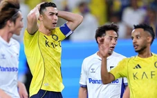 Ronaldo ngậm ngùi nhìn Chủ tịch VFF trao Cúp cho Gamba Osaka