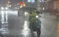 Mưa dông đang trút xuống TP.HCM, càng về tối càng lan rộng
