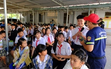 Hào hứng học chống đuối nước, xử lý tình huống thiên tai tại Tiếp sức nhà nông Tây Ninh