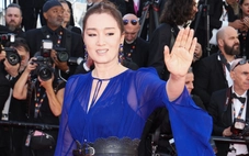 Bất chấp lệnh cấm hở bạo ở Cannes, thảm đỏ vẫn tràn ngập mốt mặc như không mặc