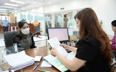 Tin lời 'cán bộ bảo hiểm xã hội', hai tài khoản ngân hàng bị rút sạch tiền