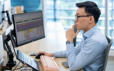 Chứng khoán tuần mới: VN-Index liên tiếp lập đỉnh, vì sao chuyên gia vẫn khuyên thận trọng?