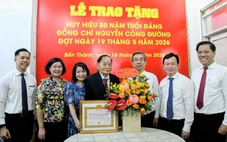 Lãnh đạo TP.HCM trao Huy hiệu Đảng đến các đảng viên