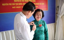 Bí thư Trần Lưu Quang trao Huy hiệu 65 tuổi Đảng cho nguyên Phó Chủ tịch nước Trương Mỹ Hoa