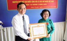Bí thư Trần Lưu Quang trao Huy hiệu 65 tuổi Đảng cho nguyên Phó chủ tịch nước Trương Mỹ Hoa