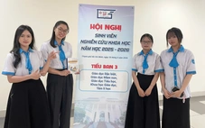 Sinh viên làm tài liệu ngôn ngữ ký hiệu giúp phụ huynh giao tiếp với trẻ khiếm thính