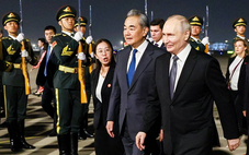 Ông Putin đến Trung Quốc, Ngoại trưởng Vương Nghị ra sân bay đón