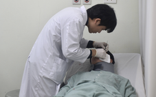 Tiêm filler tạo hình tai, ba năm sau cô gái 24 tuổi bị viêm nhiễm, áp xe