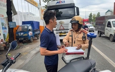 Cảnh sát giao thông xử lý nhiều xe container dừng, đỗ sai quy định trên đường Thống Nhất, quốc lộ 1K