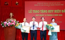 Đảng ủy các cơ quan Đảng TP.HCM trao Huy hiệu Đảng đến 13 đảng viên dịp 19-5
