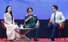 Đại tá Tư Cang kể chuyện nghĩa tình TP.HCM với học sinh