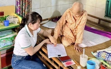 Công chức xã ở TP.HCM đến tận nhà chứng thực chữ ký cho người dân