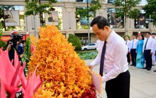 Bí thư Trần Lưu Quang cùng đoàn đại biểu TP.HCM dâng hoa tưởng niệm Chủ tịch Hồ Chí Minh