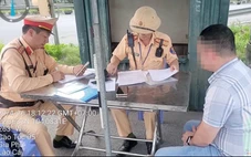 Bị tước bằng lái vì vi phạm nồng độ cồn kịch khung, cán bộ xã vẫn lái xe trên cao tốc