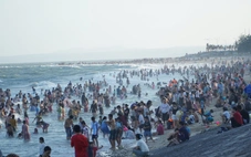 Nắng đẹp, biển Phan Thiết - Mũi Né tấp nập du khách dịp lễ 30-4