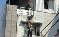 Cháy nhà gần cầu Thủ Thiêm, cảnh sát đu thang cứu cụ ông 82 tuổi