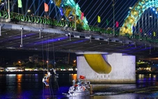 Hàng ngàn du khách thích thú xem công an biểu diễn truy bắt tội phạm như phim trên sông Hàn