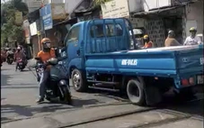 Cố tình vượt rào chắn đang hạ, tài xế xe tải bị tước bằng 2 tháng