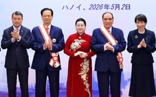 Nguyên Tổng Bí thư Nông Đức Mạnh, nguyên Thủ tướng Nguyễn Tấn Dũng nhận Huân chương Mặt trời mọc