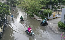 Chung cư ở khu Thảo Điền, TP.HCM vẫn bị nước ứ đọng ‘bủa vây’