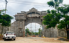 Xây cổng hoành tráng lấn đất đường bộ: Không để 'đất công thành đất ông, đất bà!'