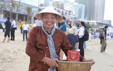 70 gánh hàng rong nối nhau 'diễu hành' trên bờ biển Đà Nẵng