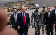 Ông Trump đăng ảnh 'bắt sống người ngoài hành tinh'