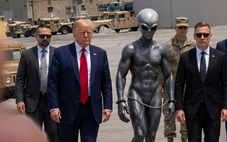 Ông Trump đăng ảnh 'bắt sống người ngoài hành tinh'