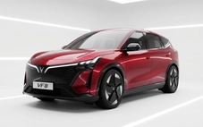 VinFast VF 8 thế hệ mới ra mắt: Giá 999 triệu, chạy 500km/sạc, đi đường xấu êm hơn