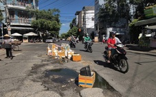 Nhiều người sụp 'ổ voi' trước chợ, dân dựng thùng xốp cảnh báo