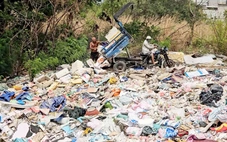 Bãi rác 'lụi' ven nghĩa trang Bình Hưng Hòa