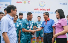 Lãnh đạo Tổng Liên đoàn Lao động Việt Nam ra sân động viên các cầu thủ