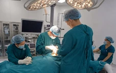 Cứu sống công nhân té giàn giáo thủng cơ hoành, rách gan