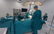 Cứu sống công nhân té giàn giáo thủng cơ hoành, rách gan