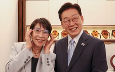 Thú vị khoảnh khắc Thủ tướng Nhật và Tổng thống Hàn đổi kính cho nhau