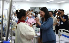 Phó chủ tịch nước Võ Thị Ánh Xuân thăm và trao quà cho bệnh nhi tại Bệnh viện Nhi đồng 1
