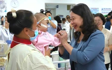 Phó chủ tịch nước Võ Thị Ánh Xuân thăm và trao quà cho bệnh nhi tại Bệnh viện Nhi đồng 1