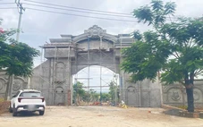 Xây cổng hoành tráng lấn quốc lộ, yêu cầu tháo dỡ than khó khăn; Đường 20 tỉ mới sử dụng đầy 'ổ voi'