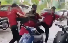 Ba nam thanh niên lao vào hành hung một người giữa đường ở Hà Nội