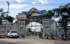 Xây cổng hoành tráng lấn đất đường bộ: Vi phạm nghiêm trọng kéo dài, sao địa phương không xử lý?