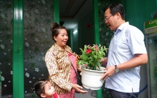 Cả ngàn bạn trẻ cùng bà con ở Bình Hưng Hòa chung tay dọn rác, trồng cây nhân Ngày Chủ nhật xanh