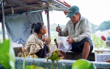 Cha, con và nụ cười trên sông Sài Gòn