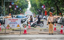 Hà Nội rào chắn loạt phố trung tâm thi công chống ngập, dân mong sớm có mặt đường êm