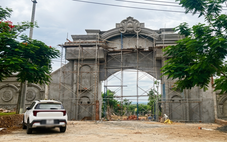 Xây cổng hoành tráng lấn quốc lộ, yêu cầu tháo dỡ than khó khăn; Đường 20 tỉ mới sử dụng đầy 'ổ voi'
