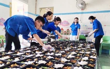 Đoàn viên xứ Nghệ mang bữa cơm yêu thương tiếp sức sĩ tử thi lớp 10