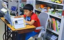 Trung Quốc: Mẹ chế bàn học từ máy khâu cũ để giúp con trai tập trung học