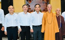 Bí thư Trần Lưu Quang và Thường trực Thành ủy TP.HCM thăm, chúc mừng Đại lễ Phật đản