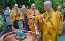 Đức Pháp chủ Thích Trí Quảng thực hiện nghi thức tắm Phật mùa Phật đản